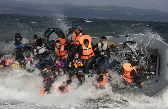 Os barcos de cruceiros americanos chocaron e afundíronse na auga. Catro turistas desaparecidos non levaban chalecos salvavidas.